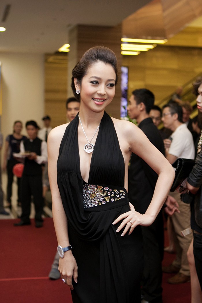 Jennifer Phạm mặc chiếc váy đen, khoe vai trần rạng rỡ.