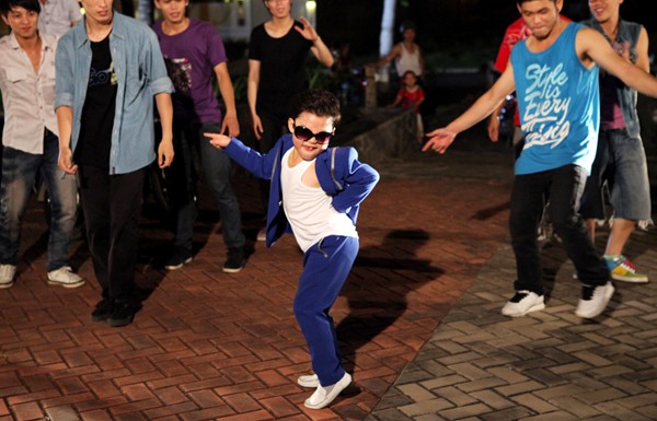 'Psy nhí' ăn mặc sành điệu khi diễn xuất cùng các vũ công chuyên nghiệp ở Việt Nam.