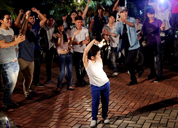 Rất đông bạn trẻ đang đi dạo trong khu công viên Phú Mỹ Hưng ở quận 7, TP HCM đã tới xem bé Hwang Min Woo nhảy.