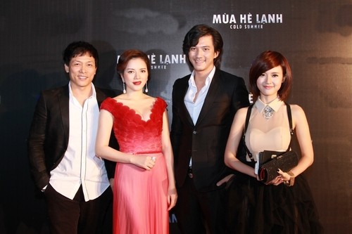 Đạo diễn Ngô Quang Hải và ba diễn viên chính của "Mùa hè lạnh" - Lý Nhã Kỳ, Hà Việt Dũng, Midu - trong buổi ra mắt phim ở TP HCM.