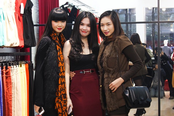 Hai chị em người mẫu Hạ Vy, Vy Hạnh đã đến chúc mừng Ngọc Trinh trở thành bà chủ.
