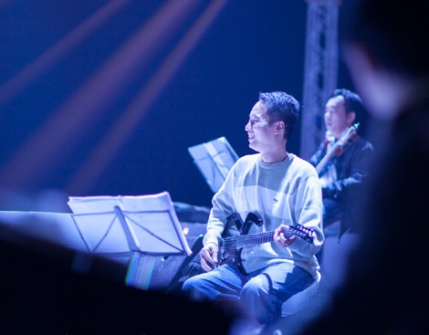 Nhạc sỹ Anh Quân sau khi mổ ruột thừa và vắng mặt tại đêm nhạc Gọi tên 4 mùa tại TP Hồ Chí Minh đã trở lại tập luyện cùng ê-kip.