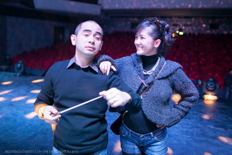 Nhạc sỹ Đức Trí làm mặt 'ngố' khi chụp ảnh cùng Hồng Nhung.