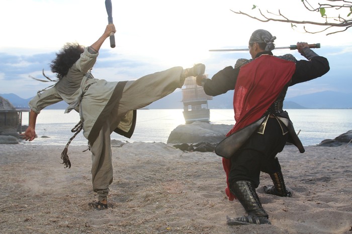 Phạm Anh Khoa vào vai chàng chăn dê cũng có những màn đấu kiếm hấp dẫn.