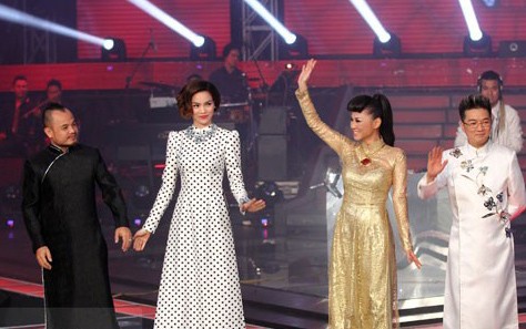 4 giám khảo xuất hiện trên sân khấu The Voice.