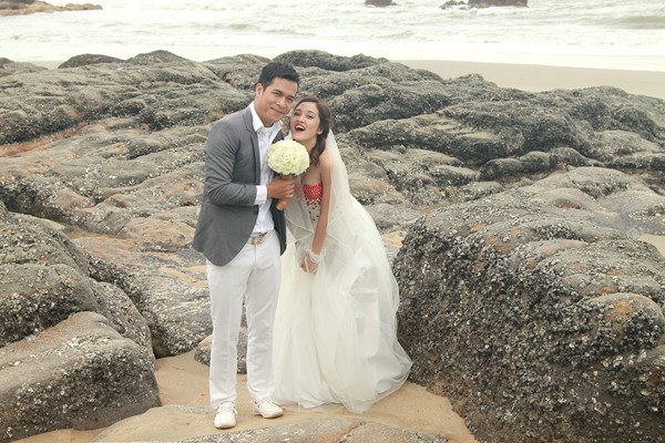 Cặp đôi đã có một cái kết hạnh phúc bằng đám cưới vui vẻ tại bãi biển.
