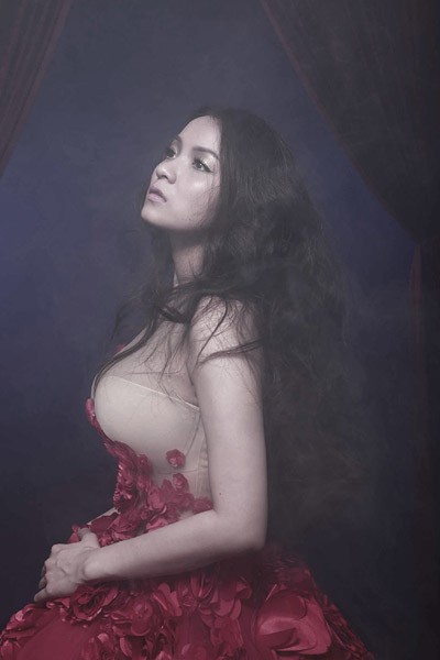 Trong loạt ảnh mới của single, Thủy Top đẹp một cách bí ẩn và ma mị.