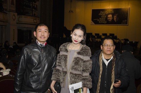 Người đẹp Tống Diệu Hằng và họa sỹ Lê Thiết Cương cũng hào hứng với đêm nhạc cổ điển.