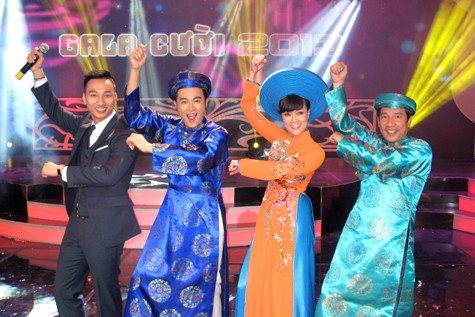 Hình ảnh các nghệ sỹ hài và ca sỹ Minh Quân tưng bừng trên sân khấu Gala cười 2013.