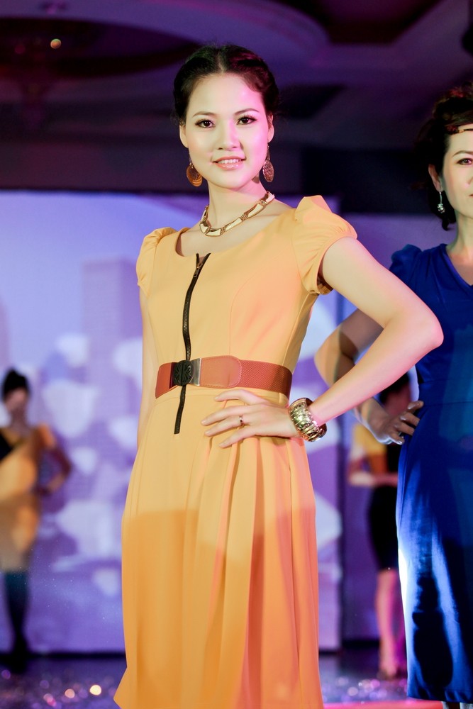 Trần Thị Quỳnh tự tin trên sàn diễn thời trang.