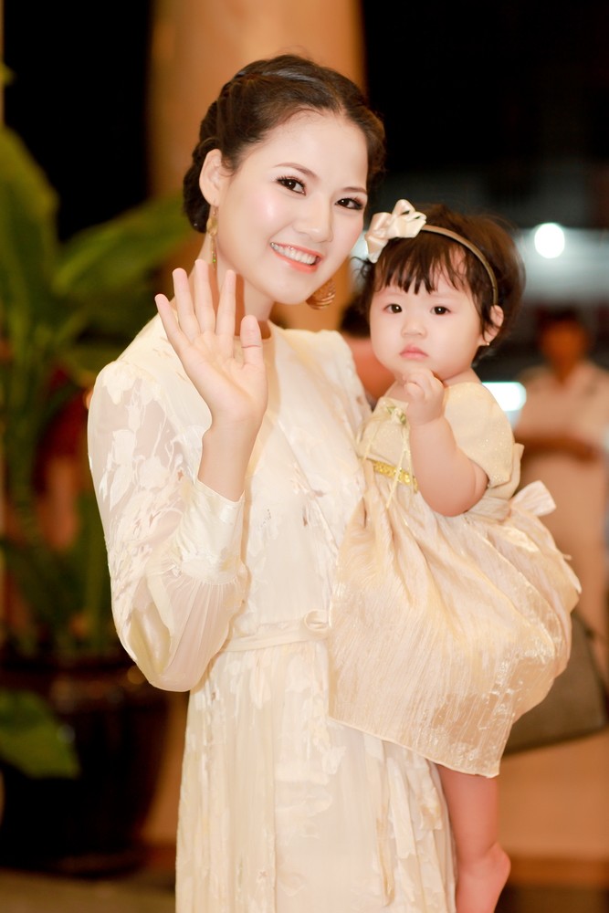 Gương mặt gái một con rạng ngời và sự tự tin của Trần Thị Quỳnh đã được đánh giá cao trong buổi biểu diễn.