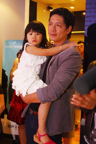 Tối 19/1, vợ chồng và con gái đầu lòng của diễn viên Bình Minh cùng đến dự buổi khai trương thương hiệu giày dành cho gia đình ở một trung tâm thương mại lớn tại TP HCM.