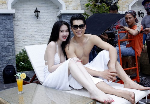 Cô và người mẫu Trương Nam Thành trong lúc chờ quay.