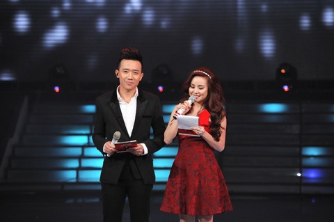 Trấn Thành - Vy Oanh là bộ đôi MC của chương trình.
