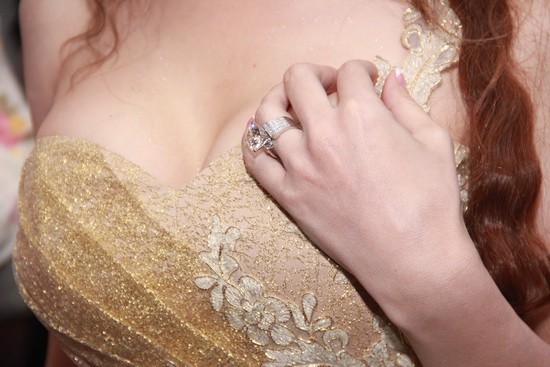 Chiếc nhẫn đính hôn của Khanh Chi Lâm đính kim cương lấp lánh, tinh xảo