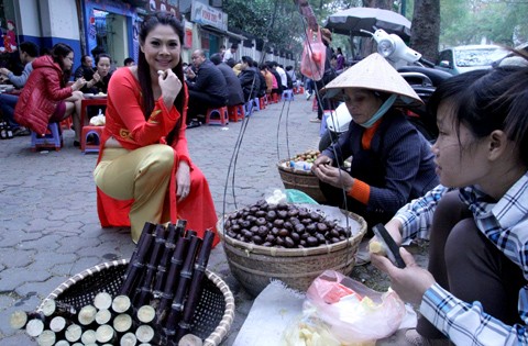 Trước sự hấp dẫn của đồ ăn vỉa hè Hà Nội, Thanh Thảo không ngại ngần nói phóng viên đợi cô ăn và mua một ít vì quá thích thú.