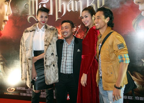 Các diễn viên cười tươi trong lễ ra mắt phim tại Hà Nội.