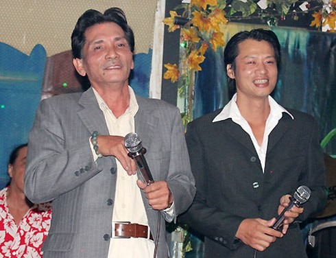 Diễn viên Thương Tín và con trai (phải).