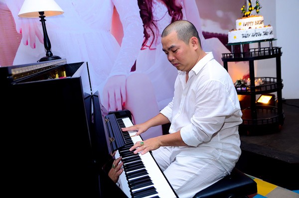 Nhạc sĩ Minh Khang đã dành những bản nhạc đặc biệt tặng cho vợ trong buổi tiệc.