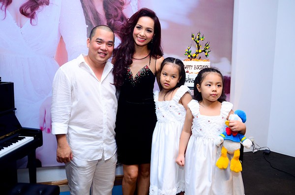 Còn "Bà mẹ của năm 2012" Thúy Hạnh lại hạnh phúc trong vòng tay ông xã Minh Khang và hai cô công chúa Suli - Suti.