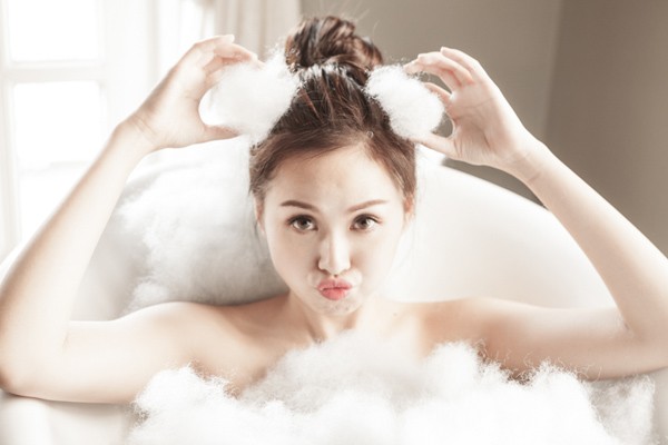 Trong MV 'Ngày tinh khôi', Tâm Tít có một cảnh quay trong bồn tắm.