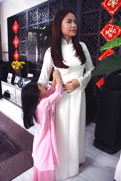 Công chúa nhỏ Bảo Tiên dù mới 4 tuổi nhưng đã biết giúp đỡ mẹ sửa lại trang phục và dọn dẹp nhà cửa đón xuân.