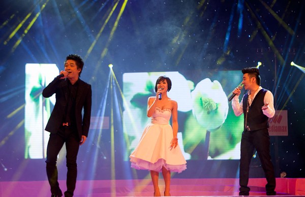 Bộ ba ca sĩ Tuấn Hưng, Uyên Linh và Quang Hà còn ngẫu hứng kết hợp hát "Lắng nghe mùa xuân về" để khép lại chương trình.