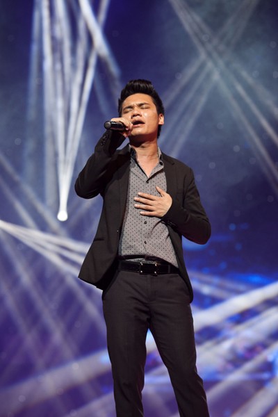 Nhạc sĩ, ca sĩ Khắc Việt mang lại cho đêm nhạc những giây phút lắng đọng với "Hay là chia tay", "Hơi ấm mùa đông", "Phải là anh", liên khúc "Yêu thương quay về - Bình yêu nhé - Như vậy nhé".
