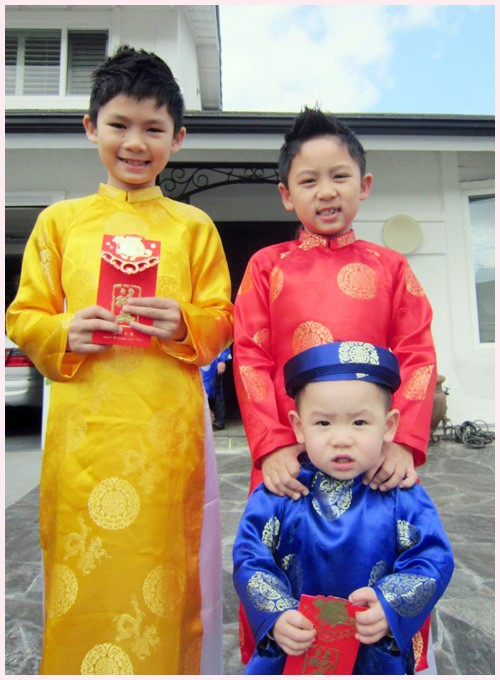 Ba cậu con trai của Bằng Kiều và Trizzie Phương Trinh khiến nhiều người thích thú khi diện áo dài và cầm bao lì xì đi chúc Tết họ hàng, bạn bè trong ngày đầu năm mới.