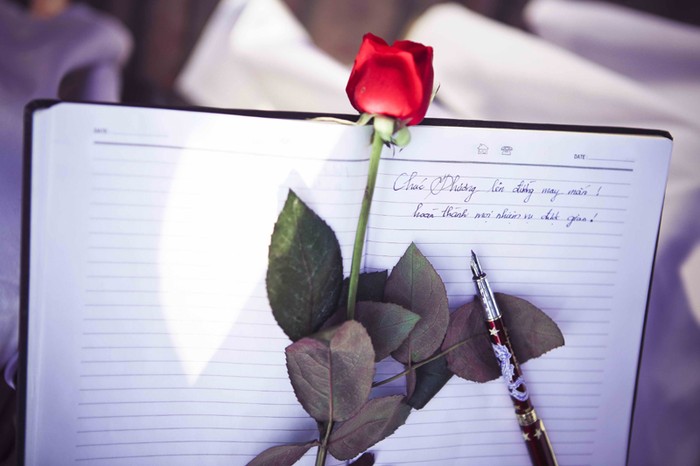 Lời chúc giản dị chứa chan tình cảm, cùng bông hồng đỏ thắm là món quà kỷ niệm ý nghĩa.
