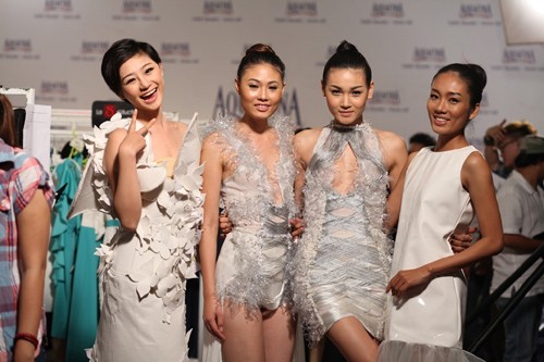 Mai Giang (thứ 2 từ trái sang) có mặt tại show diễn.