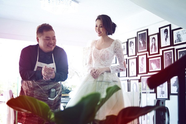 Bộ ảnh do stylist Nguyễn Thiện Khiêm thực hiện, với sự hỗ trợ của chuyên gia làm tóc Ice Don Hậu. Trang phục của nhà thiết kế Anh Thư.