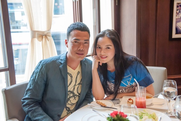 Lý Nhã Kỳ và Tạ Thiên Hoa trò chuyện trong một quán cà phê lãng mạn tại Hong Kong.