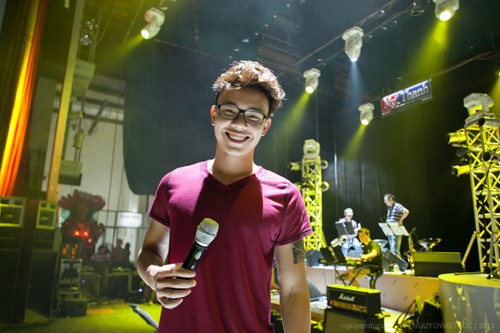 Đông Hùng là ca sỹ trẻ nhất tham dự chương trình thể hiện 2 ca khúc, trong đó một bài song ca Uyên Linh.
