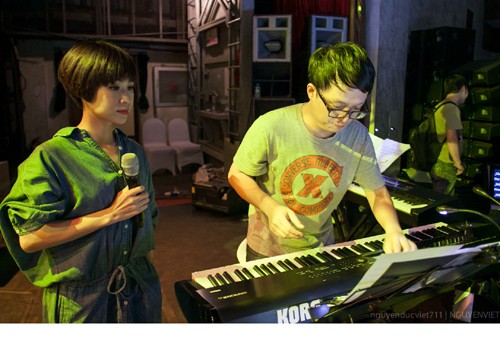 BTC khẳng định, trong năm 2013, mỗi chương trình In the Spotlight đều xuất hiện một ca sỹ trẻ tham gia biểu diễn bên cạnh các ca sỹ thành danh trong làng nhạc Việt. “Dĩ nhiên chúng tôi không giới hạn độ tuổi các bạn trẻ, miễn là phù hợp”, nhạc sỹ Hồng Kiên cho hay.