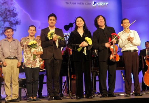 Chương trình do Việt Tú làm đạo diễn và Bùi Công Duy đảm nhận việc biên tập.