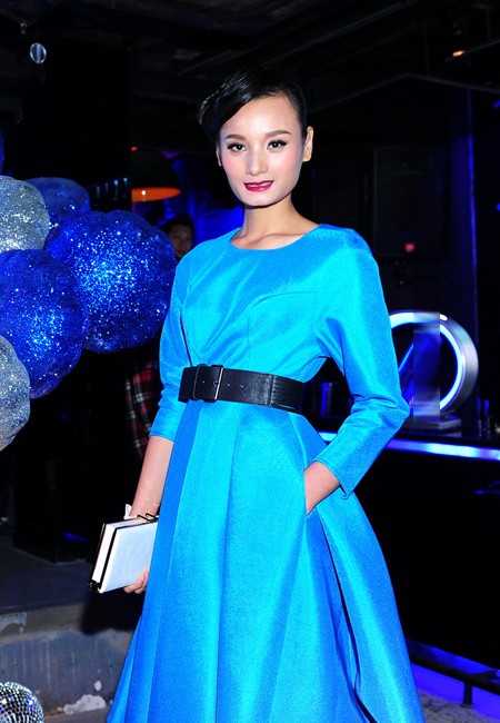 Lê Thúy xuất hiện trong chiếc váy xanh duyên dáng của nhà thiết kế Đỗ Mạnh Cường.