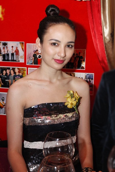 Đến dự tiệc còn có Hoa hậu Du lịch Việt Nam 2008 Ngọc Diễm. Cô mặc bộ đầm khoe vai trần quyến rũ.