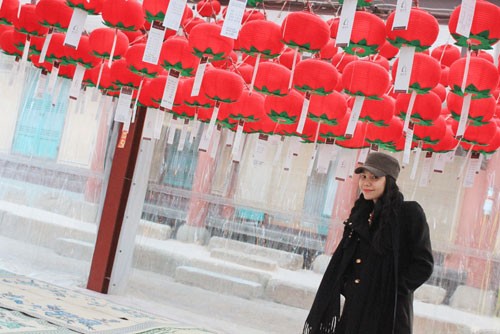 Trà Hằng khoe ảnh chụp với đèn lồng đỏ tại một ngôi chùa nổi tiếng tại Seoul Hàn Quốc.