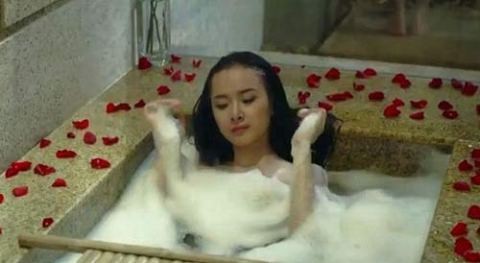 Angela Phương Trinh không ngại bán nude, tắm trần trong phim Biết chết liền.