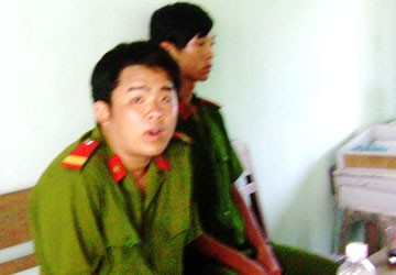 Ông Lê Thoại Kỳ và Phan Nguyễn Hoài Nam đang làm việc tại công an. Ảnh: TẤN LỘC