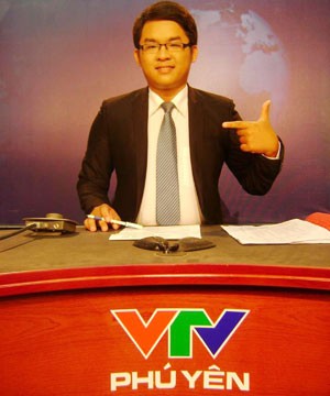 Lê Thoại Kỳ dẫn một chương trình truyền hình của VTV Phú Yên. (Ảnh lấy từ Facebook của Kỳ)