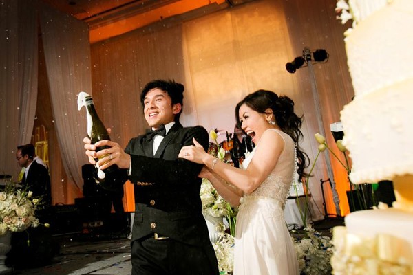 Cô dâu chú rể mở champagne và cùng trao nhau ly rượu hạnh phúc.