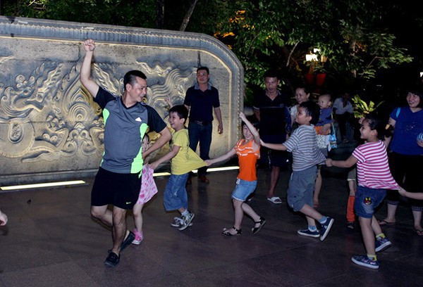 Để chuẩn bị cho hoạt động chính vào 8h sáng ngày 4/5 tại Công viên Bách Thảo (Hà Nội), Tự Long đã dành thời gian tập nhảy cùng nhiều em nhỏ của thủ đô. .