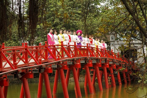 Hình ảnh Trần Thị Quỳnh mặc chiếc áo dài tím do nhà thiết kế Nhật Dũng thực hiện trong buổi quay TVC quảng cáo cho đại hội sẽ được phát tại 17 nước tham gia.