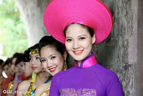 TVC quảng cáo hình ảnh áo dài Việt Nam được quay tại địa điểm bờ Hồ hoàn Kiếm, trước cửa đền Ngọc Sơn, cầu Thê Húc.