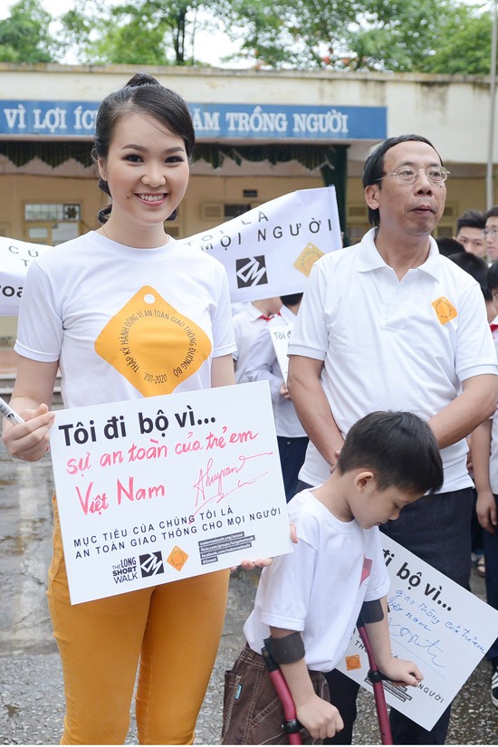 Á hậu Thụy Vân giơ cao khẩu hiệu "Tôi đi bộ vì sự an toàn của trẻ em"