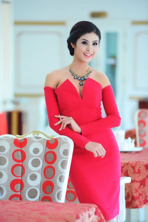 Hoa hậu Ngọc Hân lựa chọn tới sự kiện bằng chiếc váy đỏ nổi bât, sang trọng.