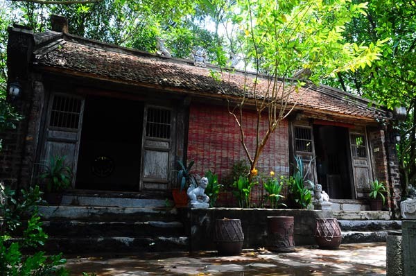 Hình ảnh nhà của nông thôn Việt với mành buông, chum vại nước đặt trước cửa. Xung quanh cây cối mát mẻ um tùm cùng một không gian tĩnh lặng.