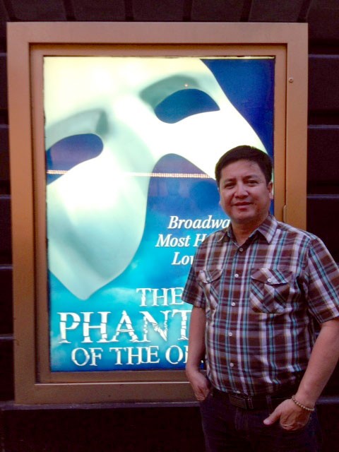 Danh hài Chí Trung đi xem nhạc kịch Bóng ma trong nhà hát tại Majestic Theatre (New York City).